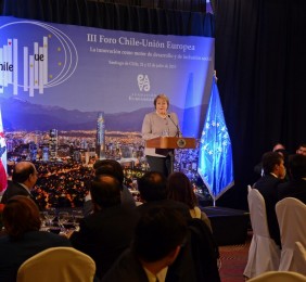 La Presidenta Michelle Bachelet clausurando el Foro