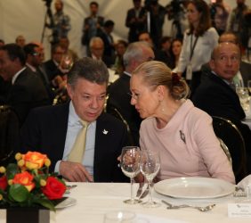 Presidente Juan Manuel Santos y Benita Ferrero-Waldner, en la comida