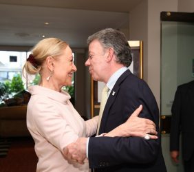 Benita Ferrero-Waldne saludando al Presidente Juan Manuel Santos