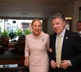Benita Ferrero-Waldner recibiendo al Presidente Juan Manuel Santos