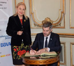 Benita Ferrero-Waldner y  Marcos Peña firmando el libro de honor de la Fundación