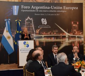 Benita Ferrero-Waldner, Marcos Peña, Carlos López Blanco y otros invitados en el almuerzo de clausura