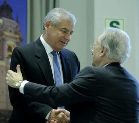 Ángel Durández, Vicepresidente de la Fundación Euroamérica, saluda a César Villanueva, Presidente del Consejo de Ministros