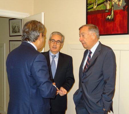 Ramón Jáuregui conversa con Luis Fernando Álvarez-Gascón y con Carsten Moser