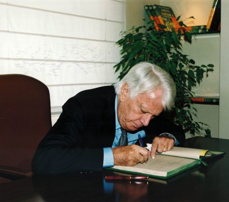 Jorge Semprún firmando en el libro de honor