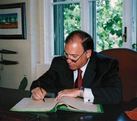 Jose Maria Vizcaino firmando el libro de la Fundación