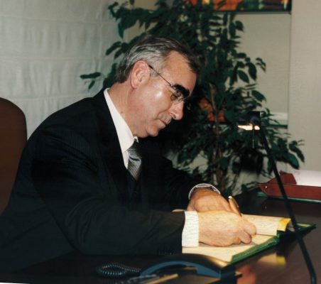 Theo Waigel firmando el libro de la Fundación