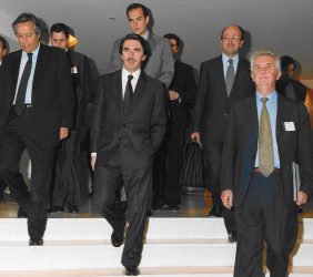 José María Aznar, Pte. del Gobierno de España, con Tristan Garel-Jones, Pte. de la Fundación Euroamérica, y Ramón Aguirre, Pte del ICO