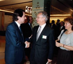 José María Aznar recibido por Ángel Durández y Flora Peña