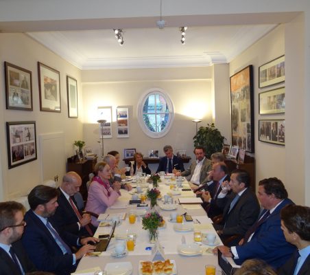 Invitados al desayuno-coloquio con Claudio de la Puente, Embajador del Perú en España
