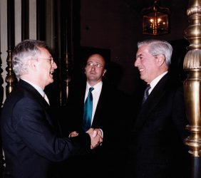 Ángel Durández saludando a Mario Vargas Llosa