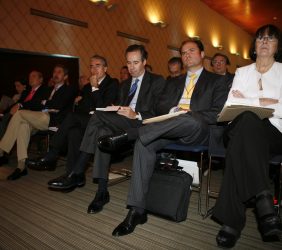 Ramón Jáuregui, Pedro Martínez Avial, Carlos Fernández y Rosa Conde entre el público