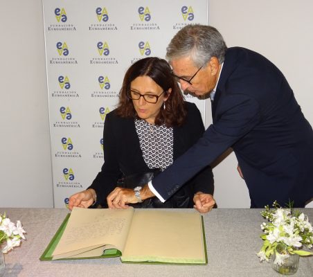 Cecilia Malmström firma en el libro de honor, en presencia de Ramón Jáuregui