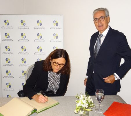Cecilia Malmström firma en el libro de honor