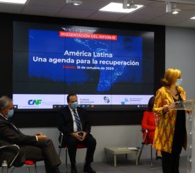 Ramón Jáuregui y Luis Carranza durante la intervención de Cristina Gallach