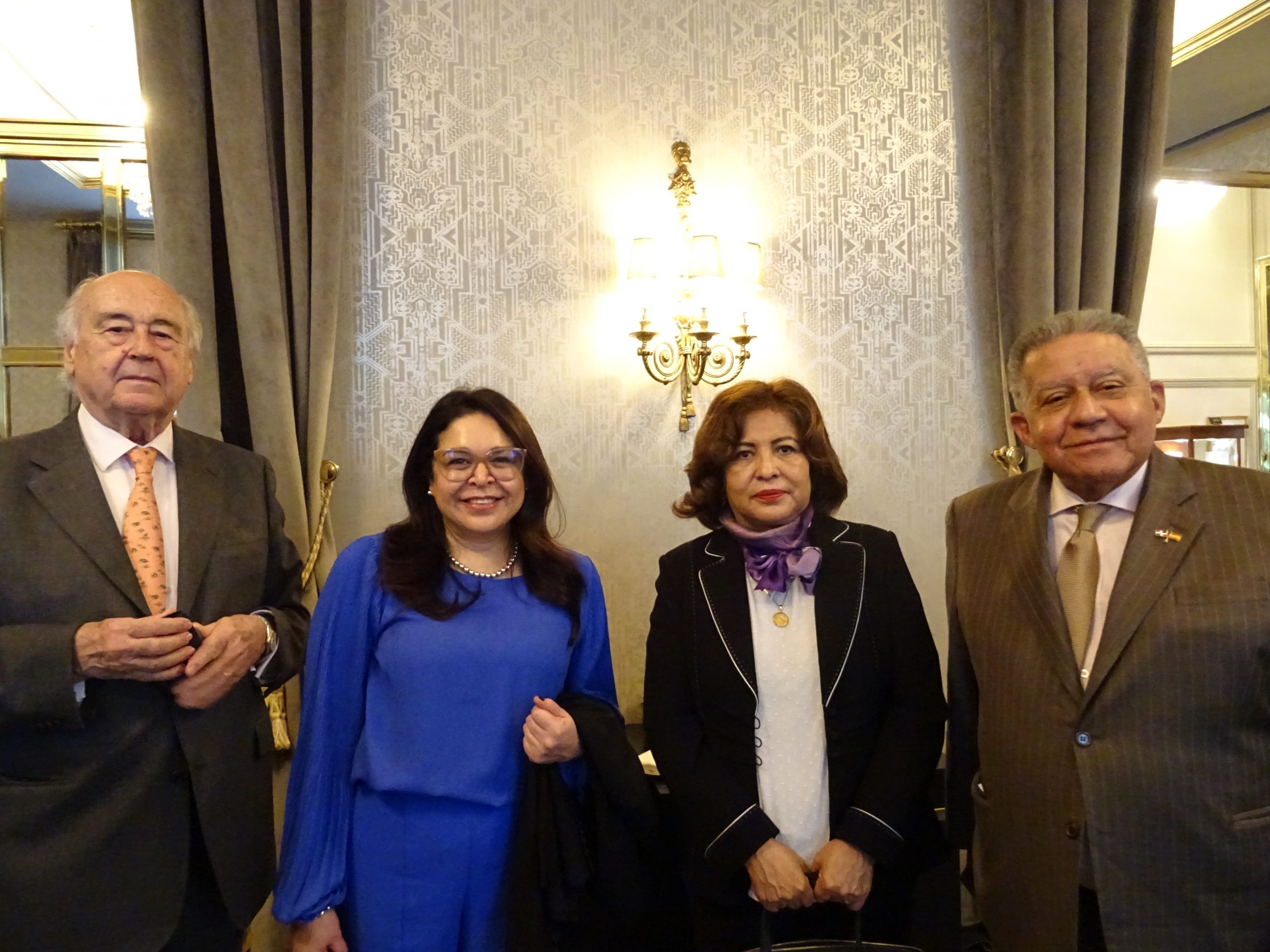 Miguel Vergara, Mónica Bolaños, Embajadora de Guatemala; Nardi Suxo, Embajadora de Bolivia y Juan Bolívar, Embajador de República Dominicana