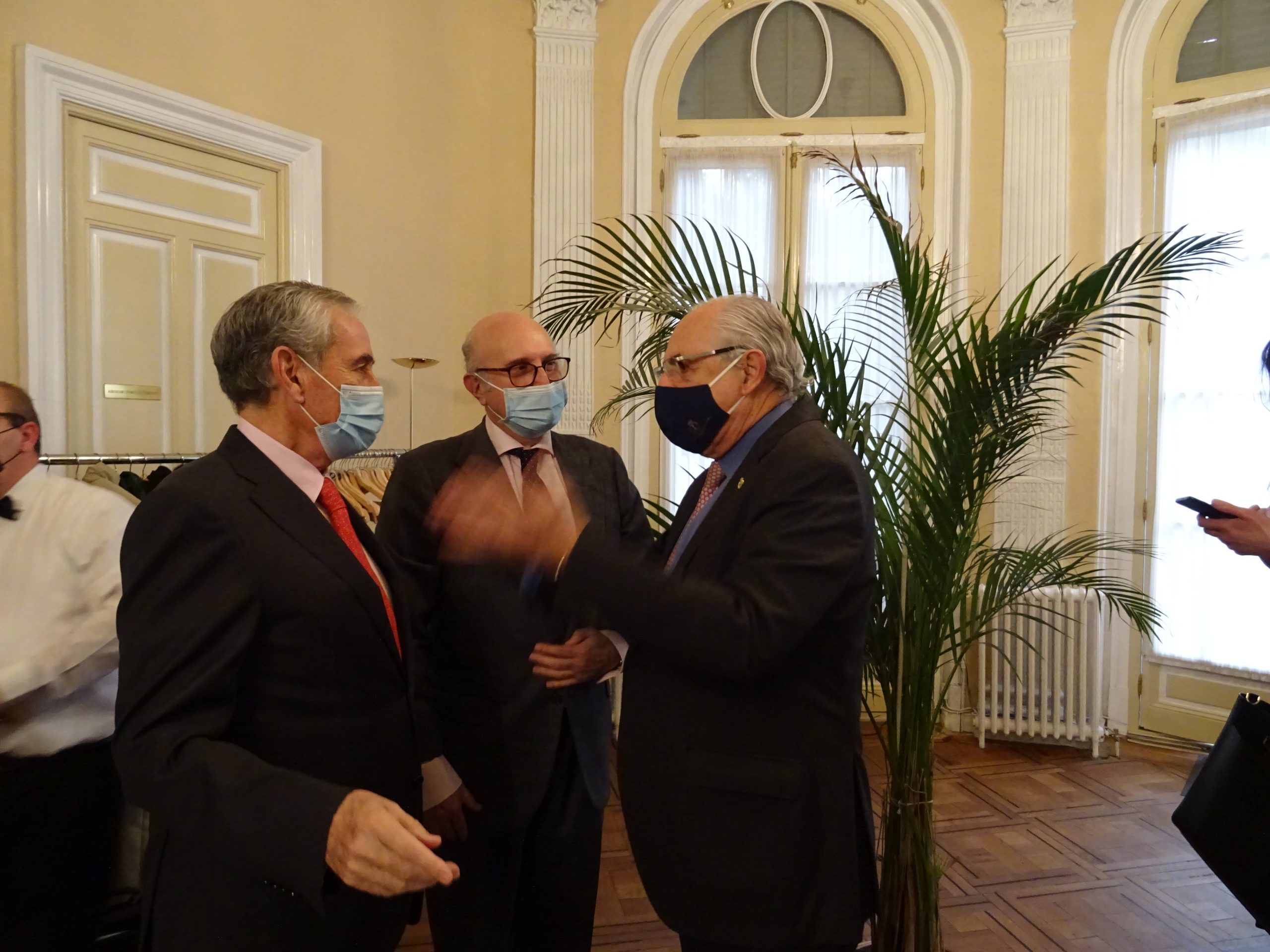 Ramón Jáuregui, habla con el Secretario de Estado Juan Fernández Trigo y el Presidente del Instituto de la Ingeniería de España