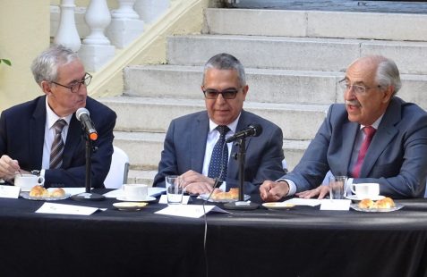 El Embajador de Cuba en España Marcelino Medina junto a Ramón Jáuregui y José Trigueros