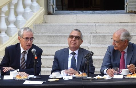 Ramón Jáuregui, el Embajador de Cuba en España Marcelino Medina y José Trigueros