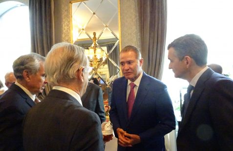 Embajador Quirino Ordaz conversa con Ángel Durández, Ramón Jáuregui (Fundación Euroamérica) y John Rutherford (BBVA)