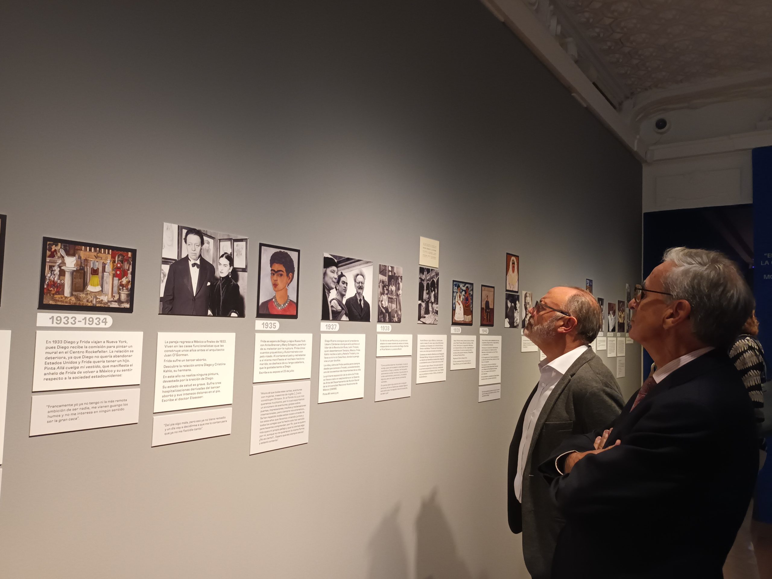 Ramón Jáuregui y Víctor Moneo (Iberia) visitan la Exposición de Frida Kahlo