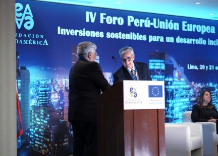 El Alcalde de Lima Miguel Romero Sotelo saluda al Presidente de la Fundación Euroamérica