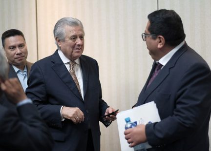 El Embajador del Perú en España, Óscar Maúrtua habla con Alex Contreras, Viceministro de Economía del Perú