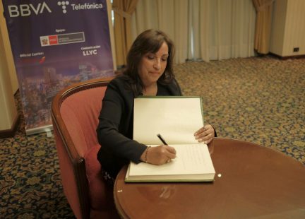 La Vicepresidenta y Ministra de Desarrollo e Inclusión Socia Dina Ercilia Boluarte, firma en el libro de honor de la Fundación Euroamérica