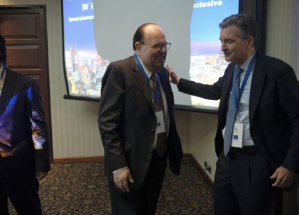 Julio Velarde saluda a John Rutherford, Director Global de Relaciones Institucionales de BBVA