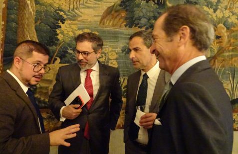 El Embajador Javier Velasco, charla con representantes del Banco Santander,-patrocinador del almuerzo- (Román Blanco, Roberto Sapag y Borja Baselga )