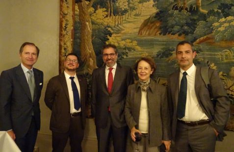 El Embajador Javier Velasco entre varios miembros del Banco Santander (Borja Baselga, Román Blanco, Cecilia Yuste y Roberto Sapag)