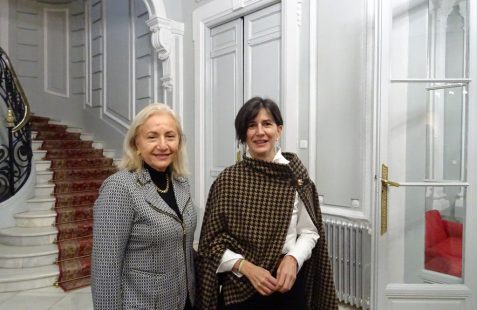 Victoria E. Pauwels y Gloria Elsa León de la Embajada de Colombia en España