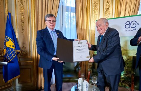 Miguel Otero enrega  a Enrique Iglesias el reconocimiento como Embajador de buena voluntad del IICA
