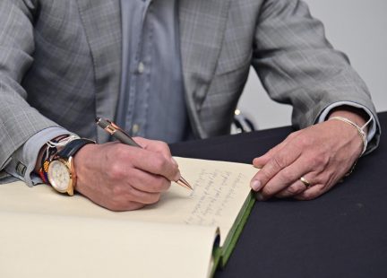 Firma del Presidente de la República de Colombia Gustavo Petro en el libro de honor