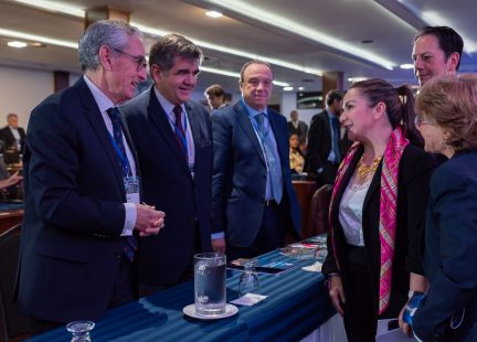 El Presidente Ramón Jáuregui, saluda a la Ministra Sandra Milena Urrutia