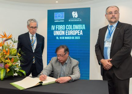 Firma del Presidente Petro en el libro de honor de la Fundación Euroamérica