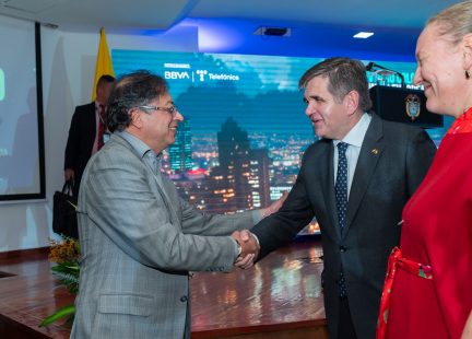saludo de Gustavo Petro al Embajador de España en Colombia Joaquín María de Arístegu