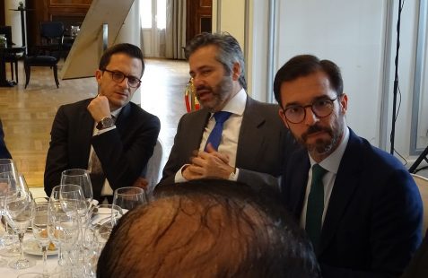 Aymeric Chuzeville (Ministro Consejero de la Embajada de Francia en España) Rafael Duarte (Bankinter) y Antonio Cases (CEMEX)
