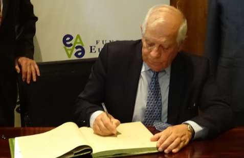Josep Borrell firmando en el libro de honor de la Fundación Euroamérica