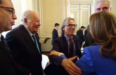 Enrique Iglesias y El Embajador de Colombia en España Eduardo Ávila