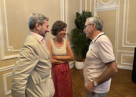 Asistentes al Seminario charlan con Ramón Jáuregui