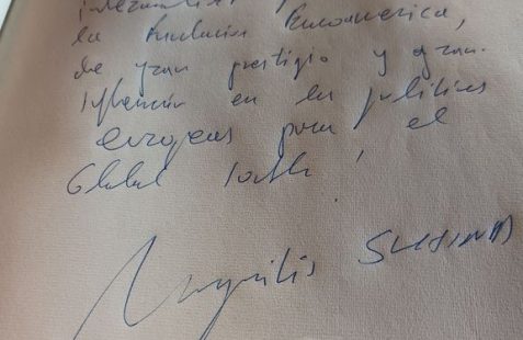 Margaritis Schinas firma en el libro de honor