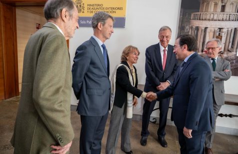 Emilio Cassinello, José Ignacio Salafranca, Luisa Peña, Carsten Moser y Ángel Durández saludan al Ministro José Manuel Albares
