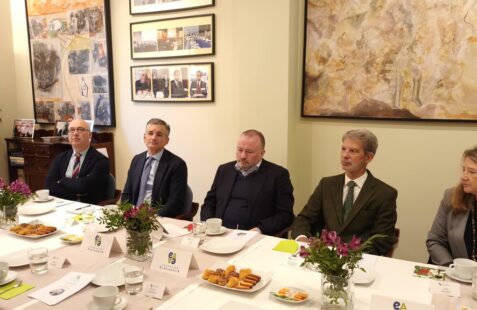 Federico Zorzán, John Rutherford, Embajador Brian Glynn, José Ignacio Salafranca, y Celia Roldán