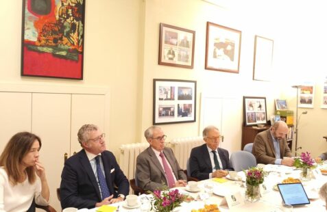 asistentes al Desayuno coloquio con Brian Glynn, Embajador de Irlanda en España