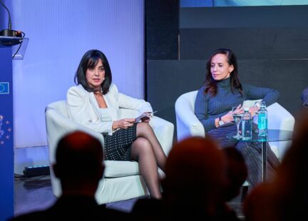 María Romano, Directora de la Oficina en España del Banco Europeo de Inversiones-BEI  y Beatriz Corredor, Presidenta de REDEIA