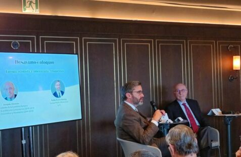 Desayuno coloquio con Joaquín Almunia y Pablo García Berdoy (10)