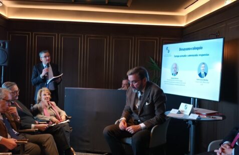 Desayuno coloquio con Joaquín Almunia y Pablo García Berdoy (11)