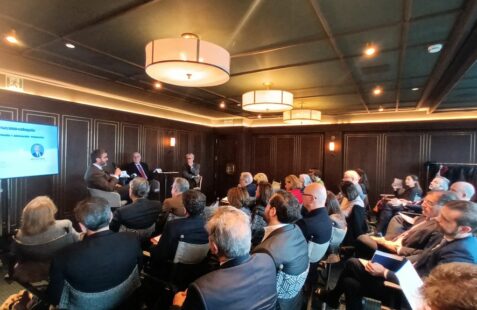 Desayuno coloquio con Joaquín Almunia y Pablo García Berdoy (7)