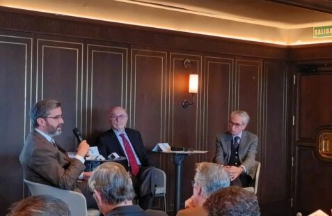 Desayuno coloquio con Joaquín Almunia y Pablo García Berdoy (8)